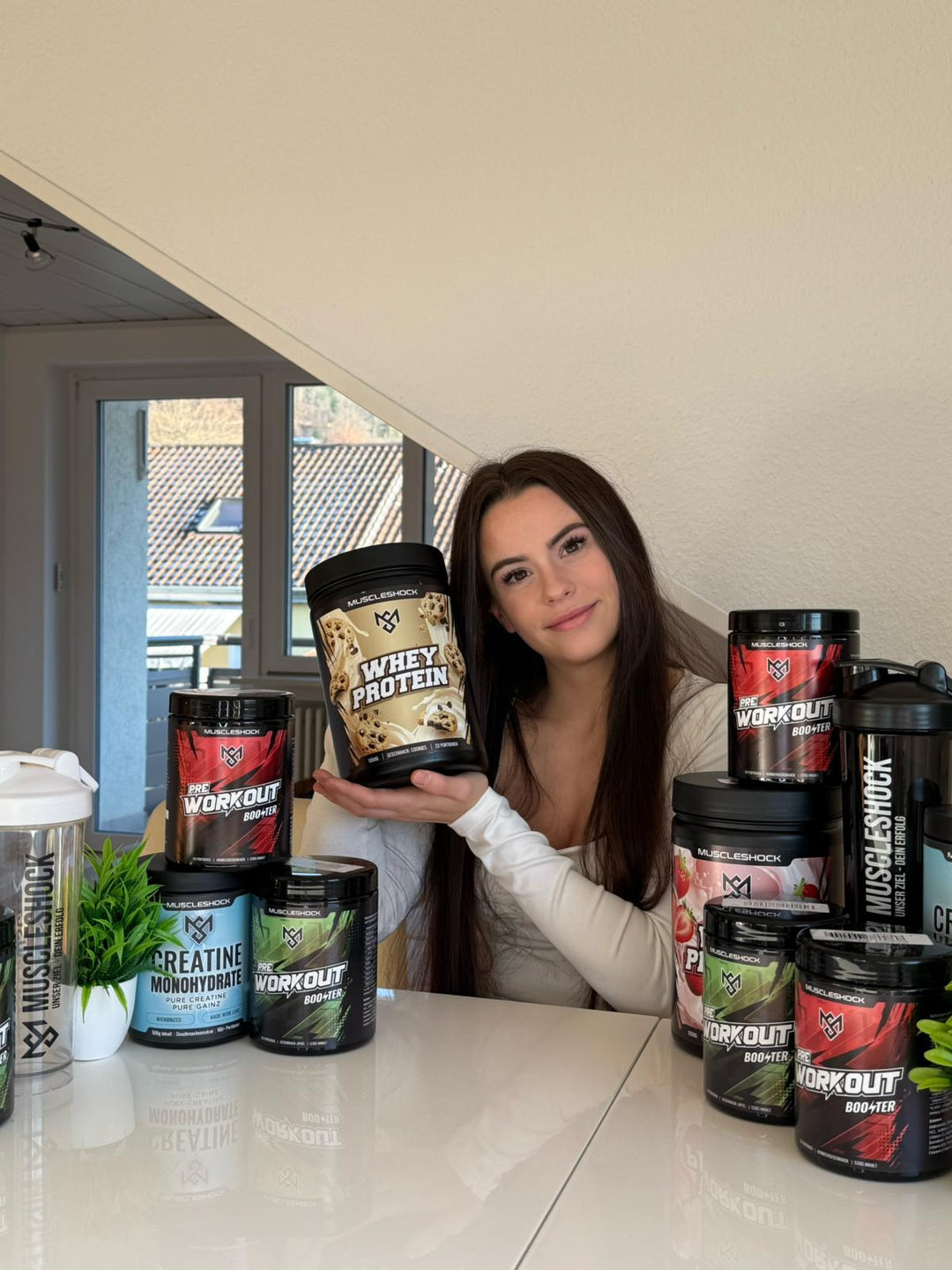 Muscleshock Supplements auf dunklem Hintergrund für Fitness und Muskelaufbau