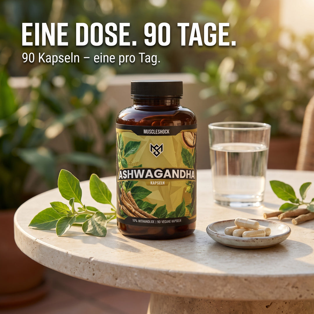 Muscleshock Ashwagandha Kapseln auf einem Steintisch auf der Terrasse im Morgenlicht mit Glas Wasser, Kapseln und frischen Ashwagandha-Zweigen