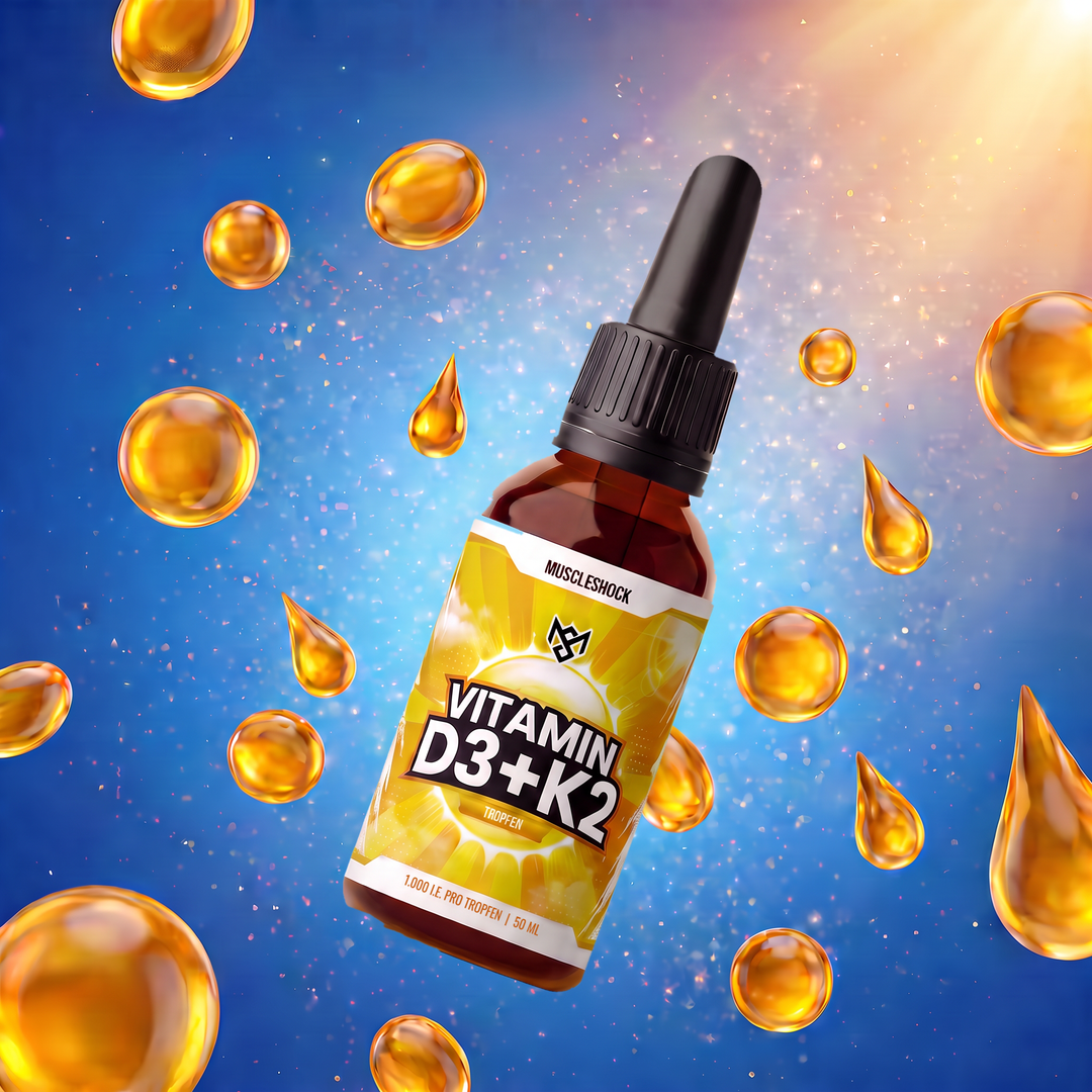 Muscleshock Vitamin D3 + K2 Tropfen – 50-ml-Pipettenflasche vor blauem Sonnenhimmel mit goldenen Öltropfen