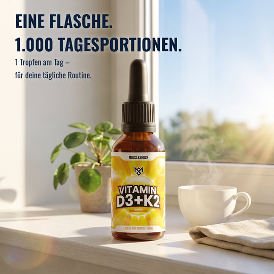Vitamin D3 + K2 Tropfen auf der sonnigen Fensterbank – eine Flasche mit 1.000 Tagesportionen für die tägliche Routine